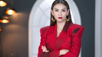 Võ Hoàng Yến giới thiệu show thời trang cá nhân